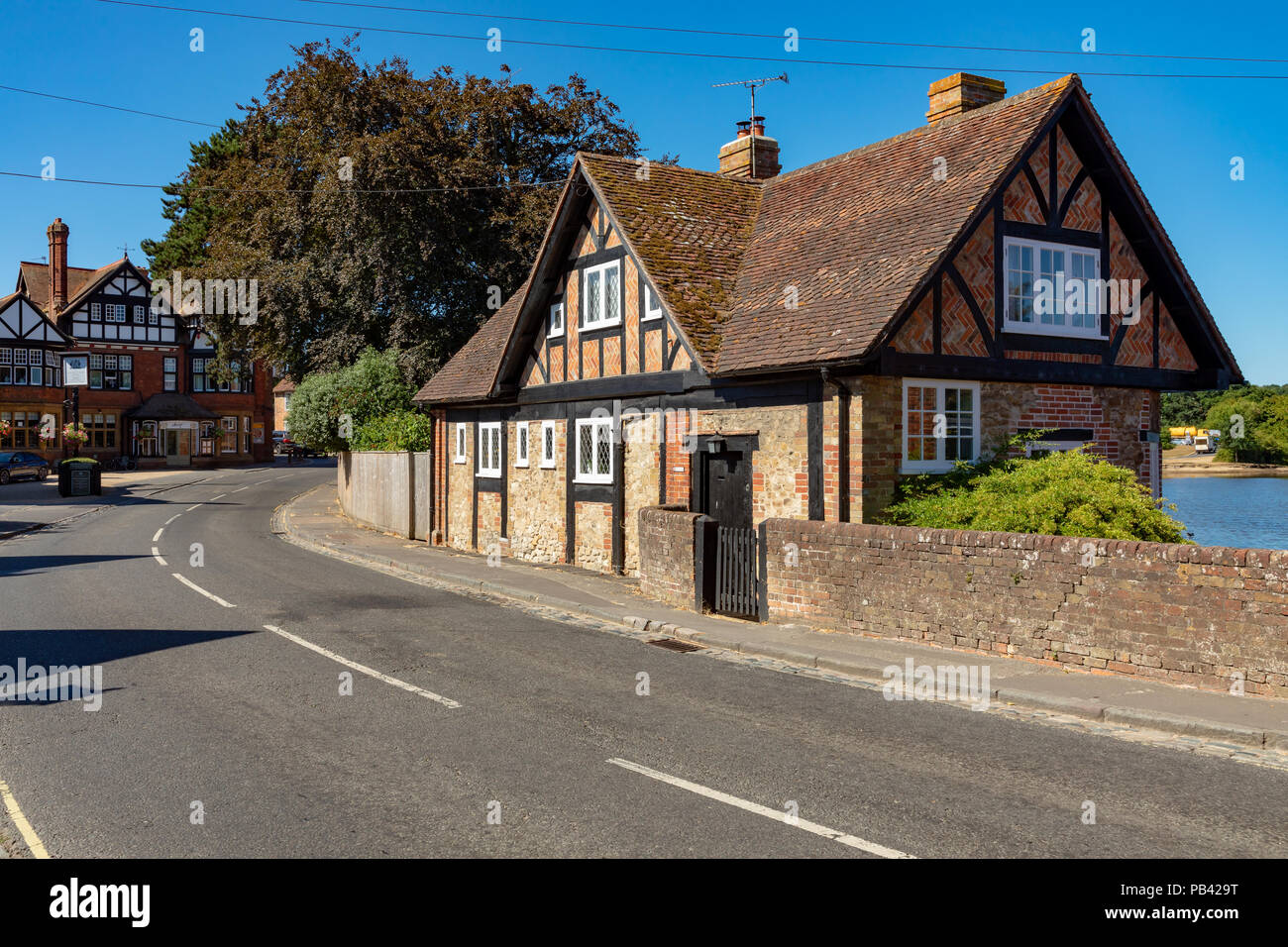 Beaulieu Hampshire England Juli 23, 2018 Fachwerkhaus Ferienhaus in einem Dorf Straße Stockfoto