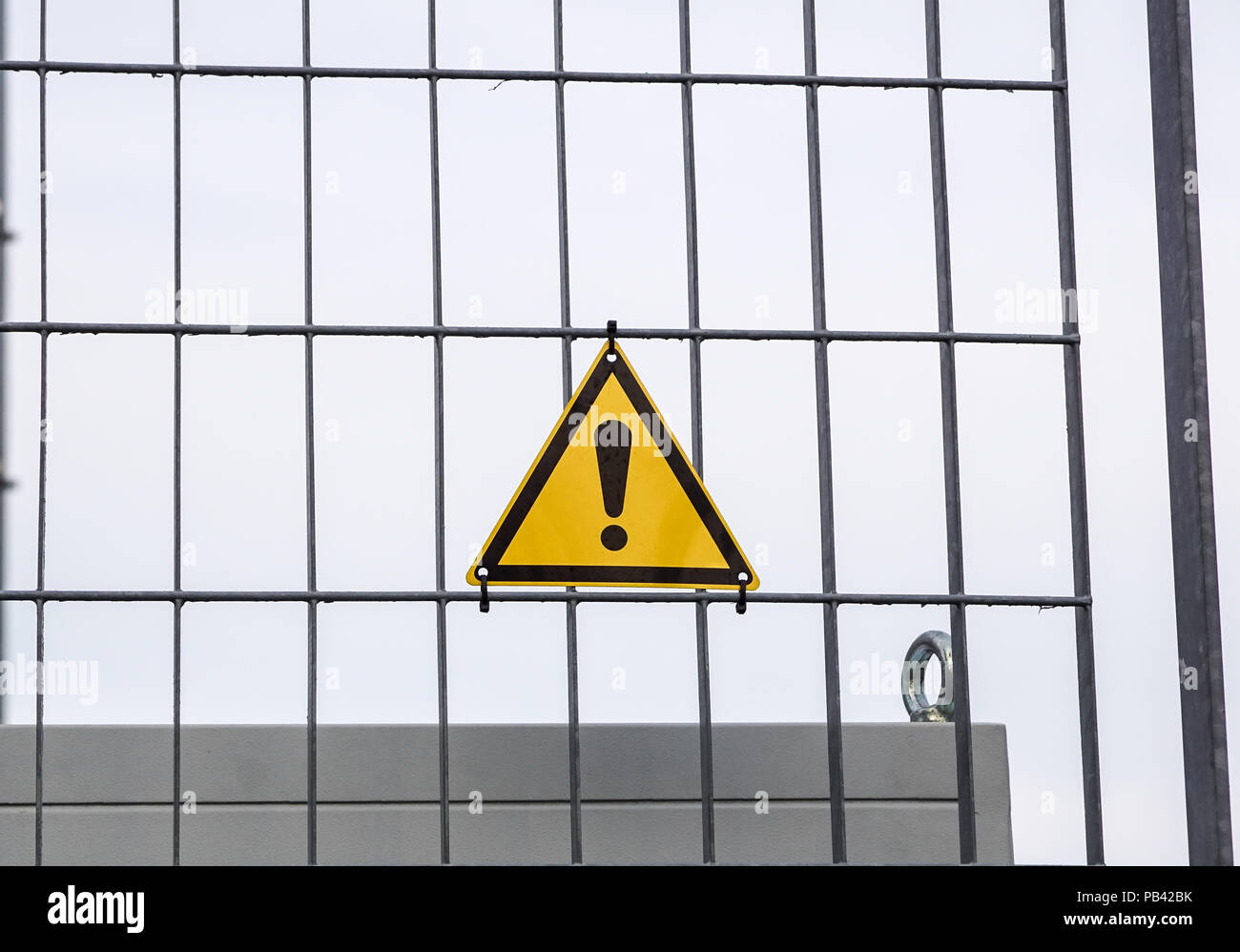 Achtung Gefahr. Gelbes Dreieck. Stockfoto