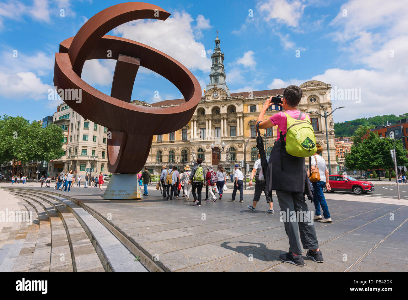 Bilbao Spanien Tourist, Rückansicht einer Frau fotografieren eine Skulptur mit dem Titel Die Alternative eiförmig (Jorge Oteiza) im Zentrum von Bilbao, Spanien gelegen. Stockfoto