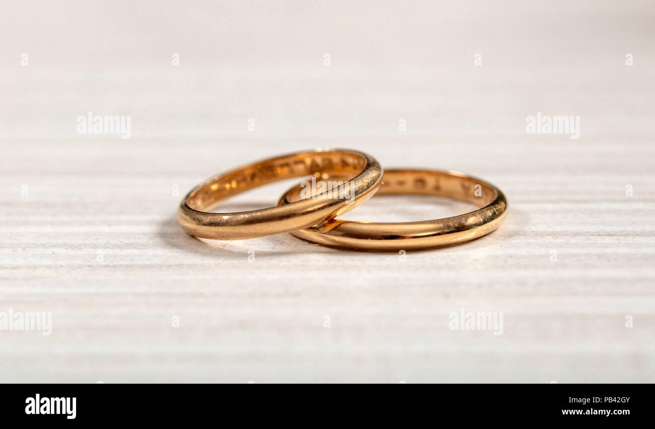 Ein paar goldene Hochzeit Ringe auf weißem Holz- Hintergrund Stockfoto
