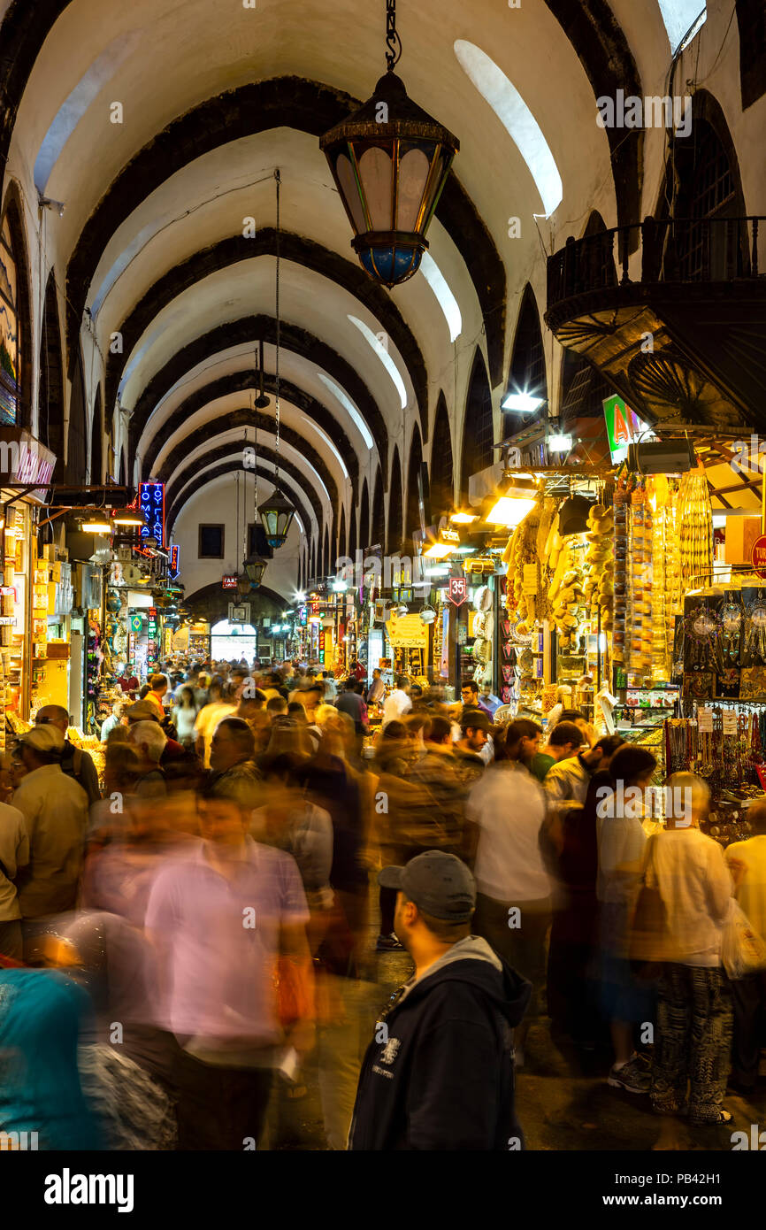 Shopper und Geschäfte, Spice Market, Istanbul, Türkei Stockfoto