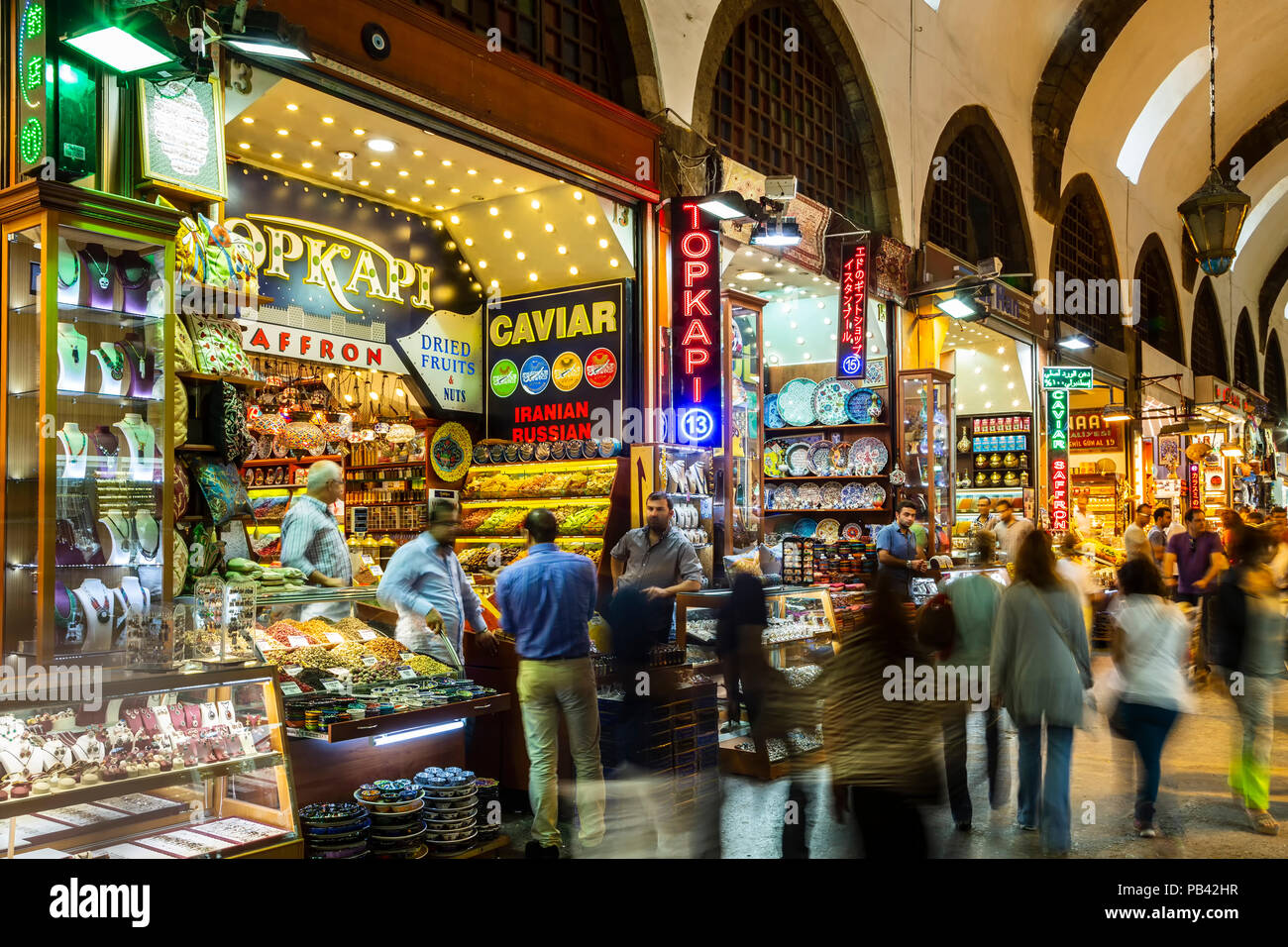 Shopper und Geschäfte, Spice Market, Istanbul, Türkei Stockfoto