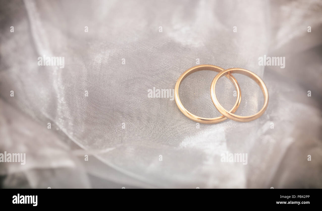 Ein paar goldene Hochzeit Ringe auf weiß silber hintergrund Kopie Raum Stockfoto