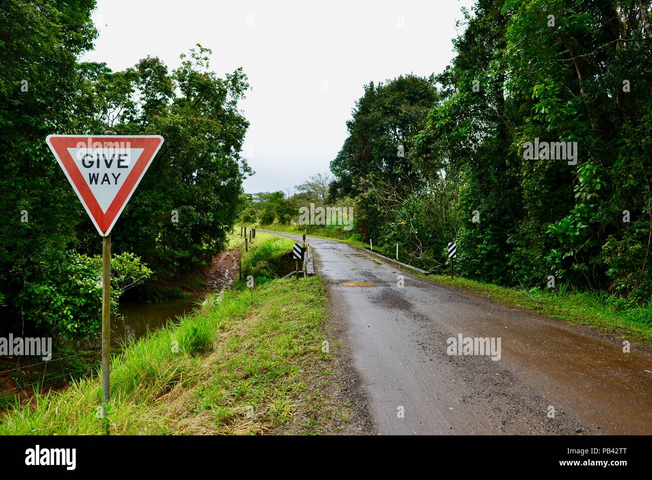 Eine Möglichkeit Schild in der Nähe eine einspurige Brücke, eine kleine Brücke über den Bach, die souita fällt, Atherton Tablelands, QLD, Australien führt Stockfoto