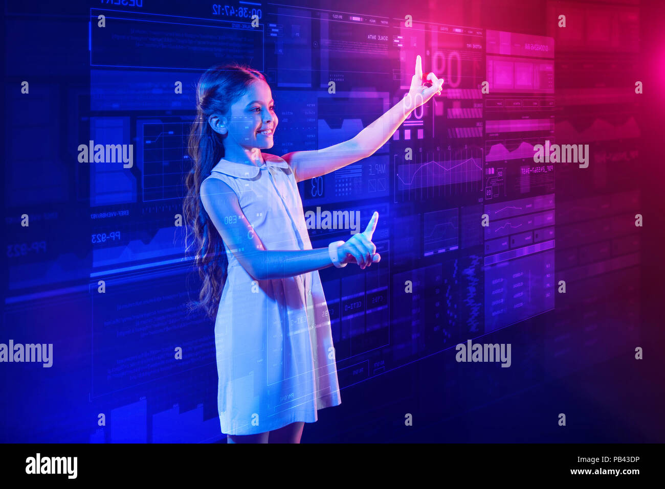 Positive Mädchen Gefühl beim Stehen vor einem transparenten Gerät begeistert Stockfoto