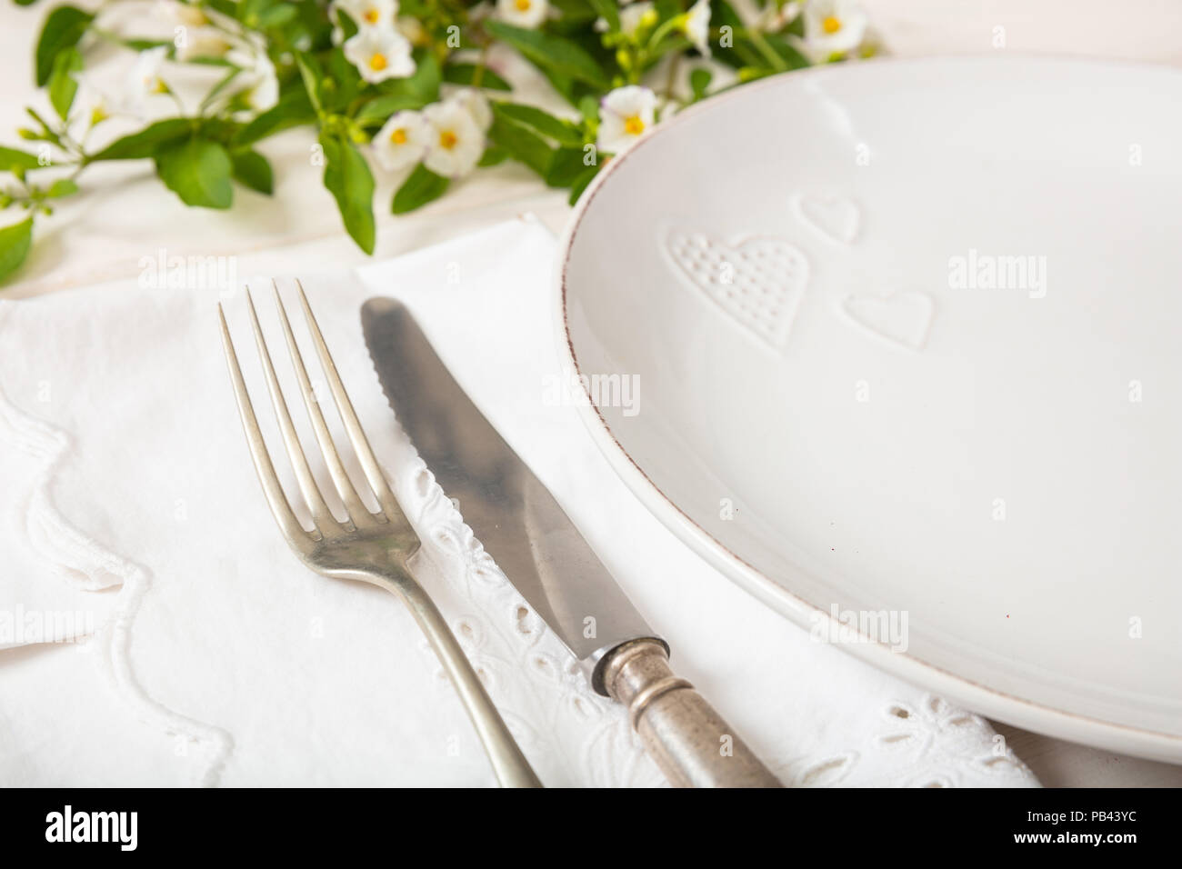 Urlaub Abendessen. Tisch mit leeren Teller, silber Gabel und Messer, Detailansicht Stockfoto