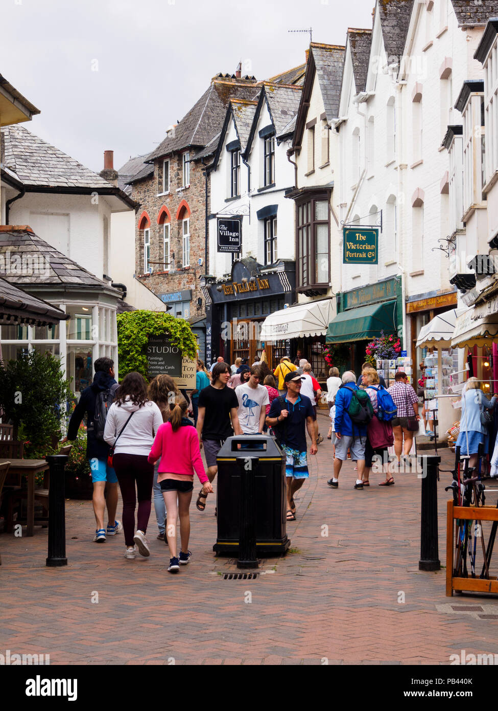 Besucher und Touristen besuchen Sie die Geschäfte in Lynmouth Street, Lynton, Devon, Großbritannien Stockfoto