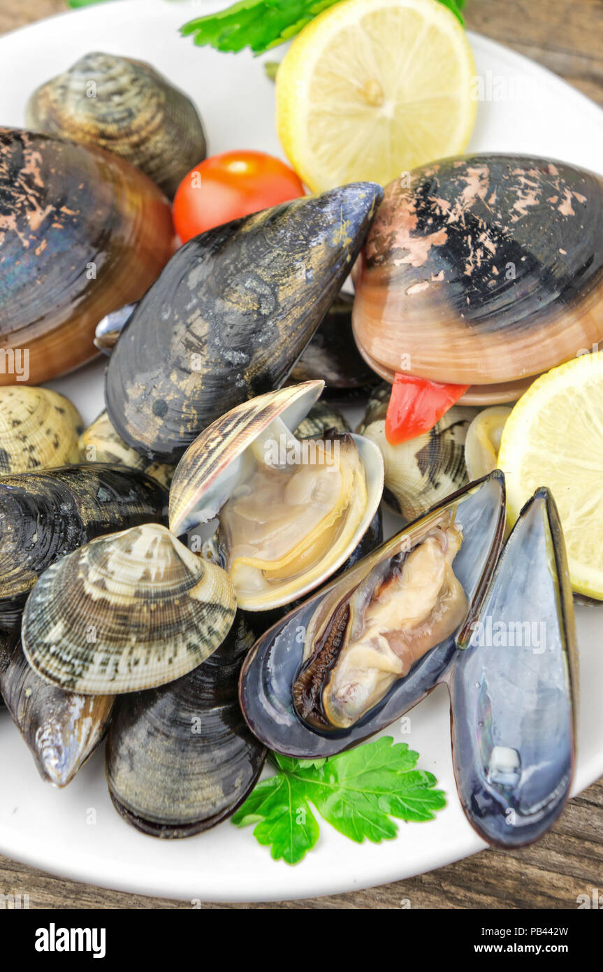 Rohe Meeresfrüchte, Muscheln, Holz- Tabelle Stockfoto