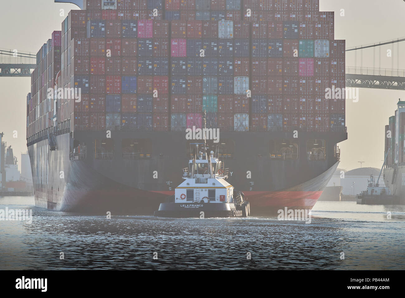 Die riesigen Yang Ming Containerschiff, YM EINSTIMMIGKEIT, betritt die Los Angeles Hauptkanal, gebunden für den Hafen von Los Angeles, Kalifornien, USA. Stockfoto