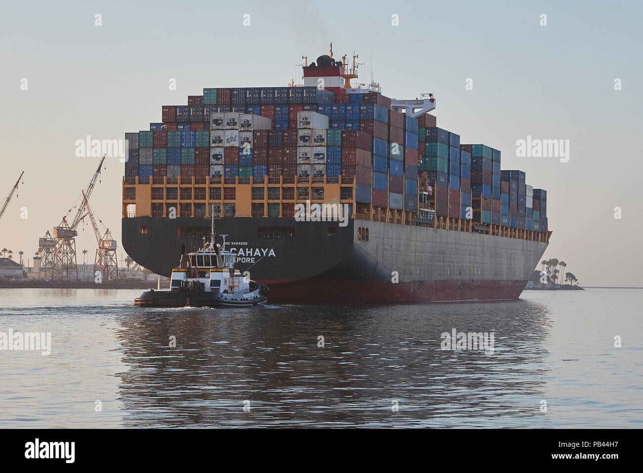Containerschiff, KOTA CAHAYA, Durch die Los Angeles wichtigste Kanal, als Sie den Hafen fährt von Los Angeles bei Sonnenaufgang. Kalifornien, USA. Stockfoto