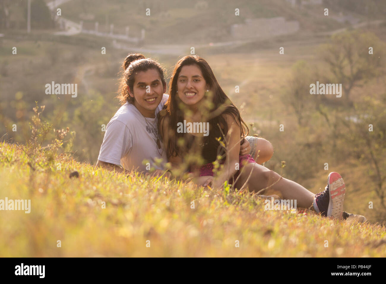 Junge und Mädchen auf dem Berg Stockfoto