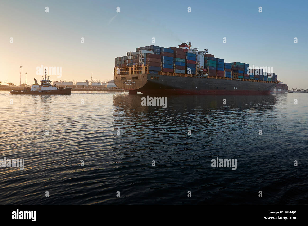 Containerschiff, KOTA CAHAYA, unterwegs durch die Los Angeles wichtigste Kanal, als Sie den Hafen fährt von Los Angeles bei Sonnenaufgang, Kalifornien, USA. Stockfoto