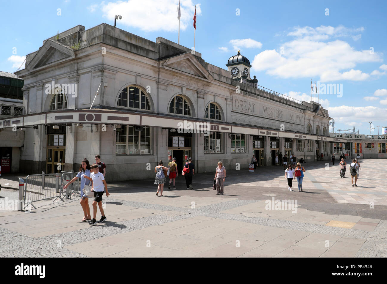 Außenansicht von Menschen zu Fuß außerhalb der Bahnhof Cardiff in den Cit von Cardiff Wales UK KATHY DEWITT Stockfoto