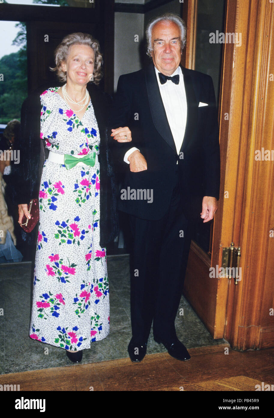 ERLING PERSSON 1988 Gründer der Fashionshops H&M mit Dame an Gala Dinner Stockfoto