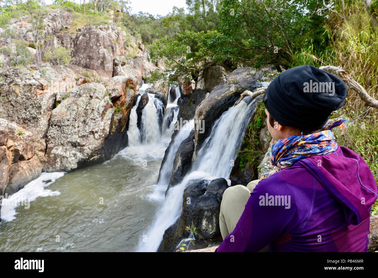 Eine Frau auf der Suche nach wenig Millstream Falls, Millstream Falls National Park, Atherton Tablelands, QLD, Australien Stockfoto