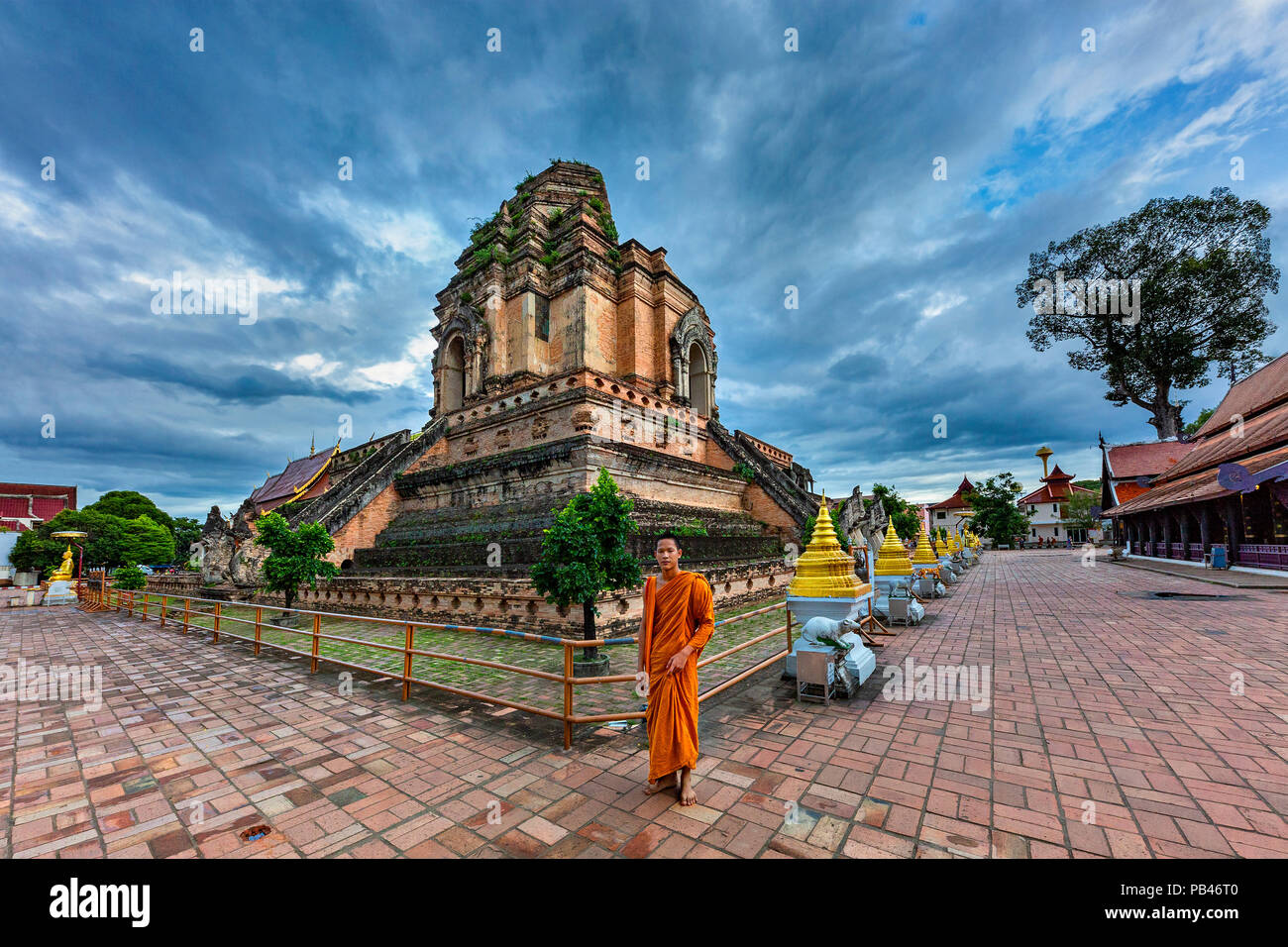 Buddhistischer Mönch schaut mich an die Überreste der Tempel Wat Chedi Luang, in Chiang Mai, Thailand bekannt. Stockfoto
