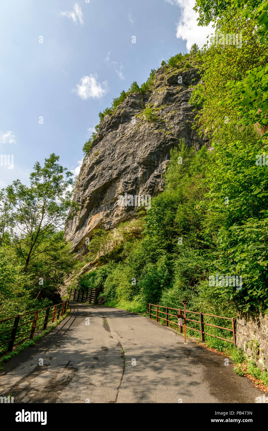 Steile Felsen auf vorherigen schmale Bergstraße nun in die Natur gehen, in hellen Sommer Licht an der Via Mala, scalve Canyon, Colere, Bergamo, Stockfoto