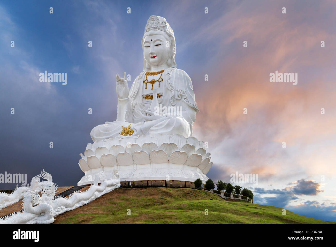 Big Guan Yin Statue, die Göttin des Mitgefühls und der Barmherzigkeit, in den Sonnenuntergang, in Chiang Rai, Thailand. Stockfoto