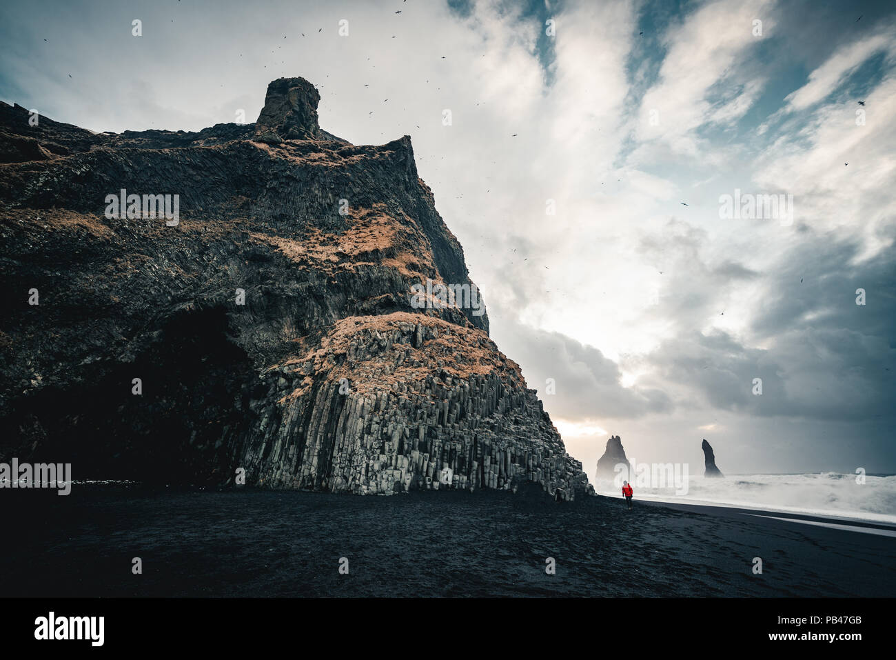 Der schwarze Sand Strand Reynisfjara und den Berg Reynisfjall, Island. Windigen Morgen. Ocean Waves. Bunte Himmel. Morgen Sonnenuntergang. Stockfoto