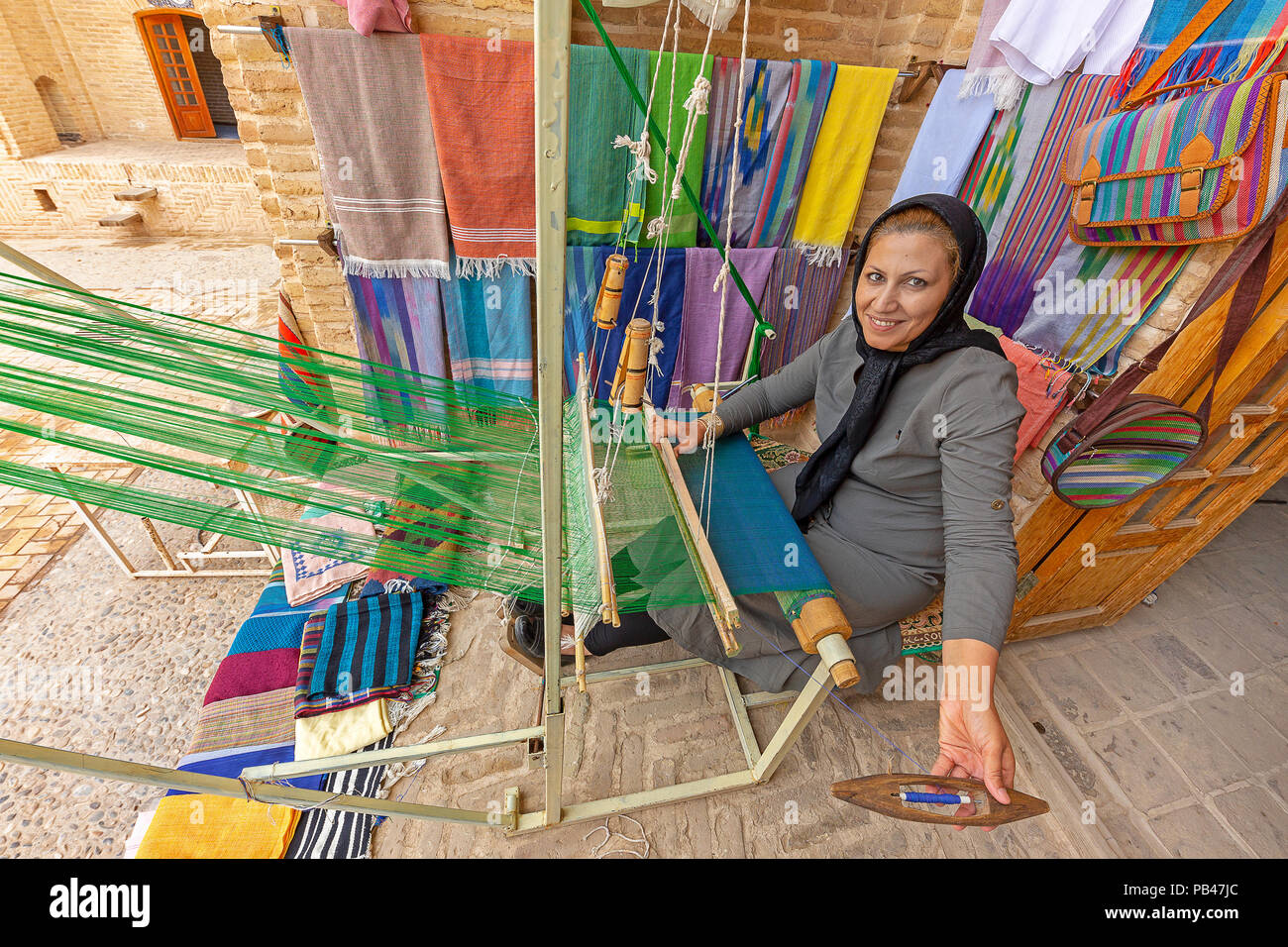 Iranische Frau, die Stoff auf traditionelle Weise webt, in Meybod, Iran. Stockfoto