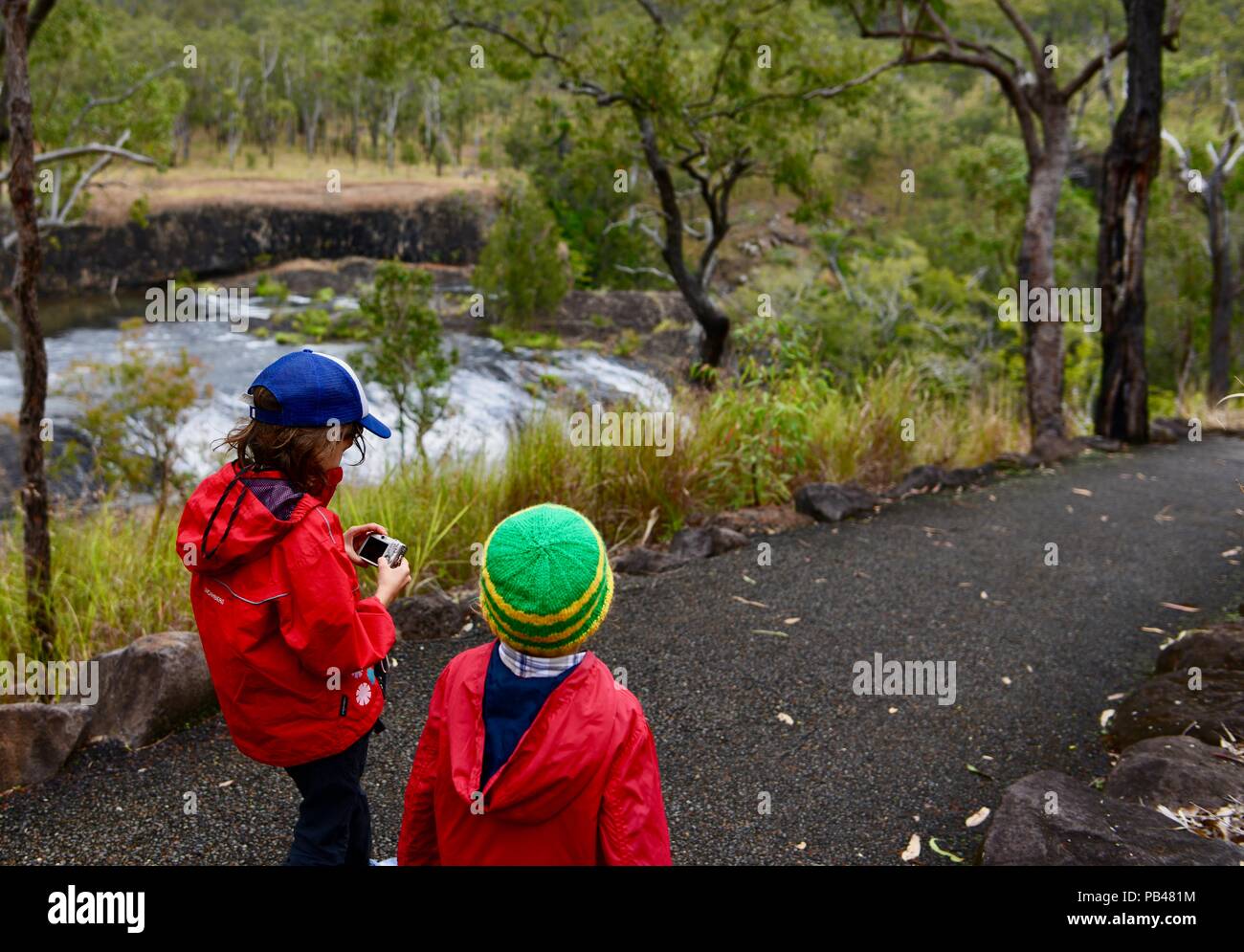 Kinder Wandern auf dem Wanderweg zu den Grossen Millstream Falls, Millstream Falls National Park, Atherton Tablelands, QLD, Australien Stockfoto