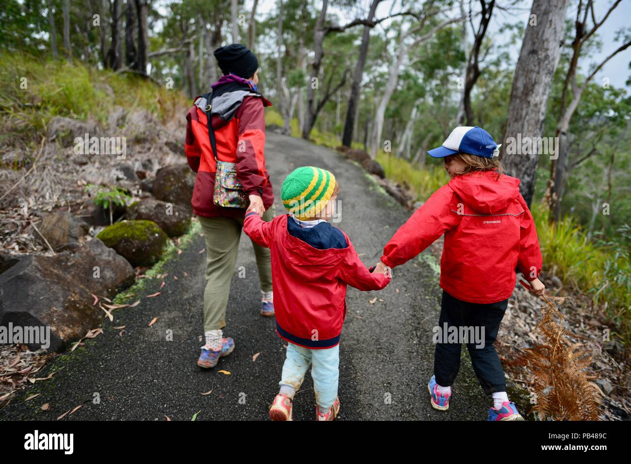 Eine Mutter gehen und Zeit mit ihren Kindern draußen, kostbare Momente, Millstream Falls National Park, Atherton Tablelands, QLD, Australien Stockfoto