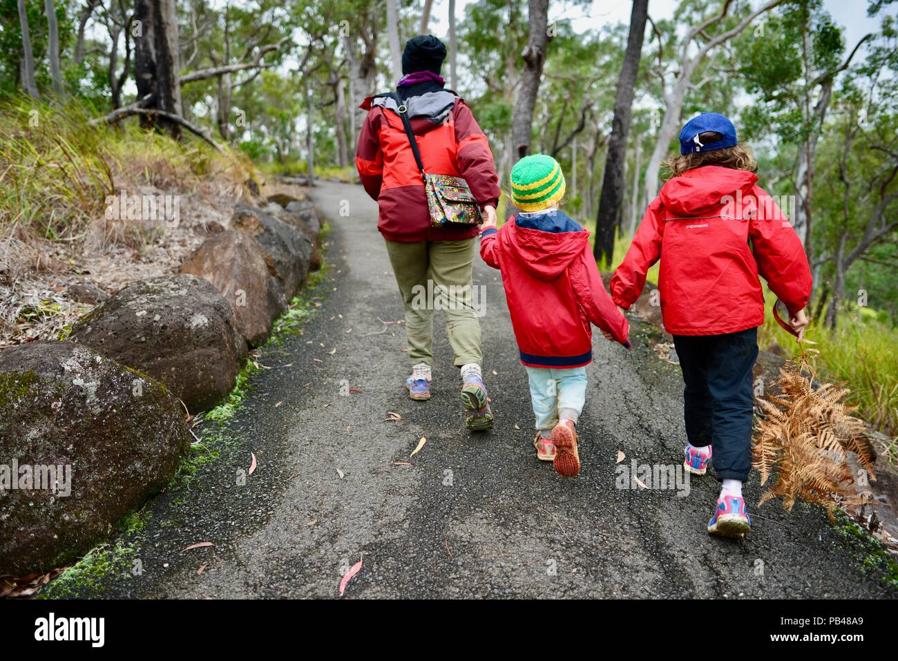Eine Mutter gehen und Zeit mit ihren Kindern draußen, kostbare Momente, Millstream Falls National Park, Atherton Tablelands, QLD, Australien Stockfoto