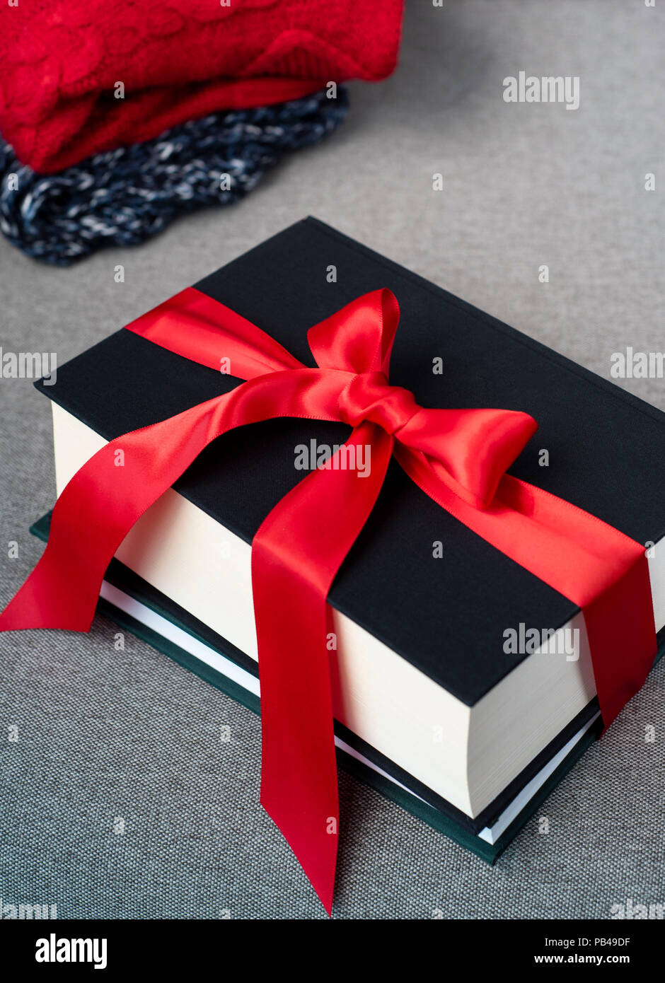 Bücher Geschenke mit roter Schleife dekoriert, Winter hugge saisonale Konzept, weihnachten urlaub Geschenke Stockfoto