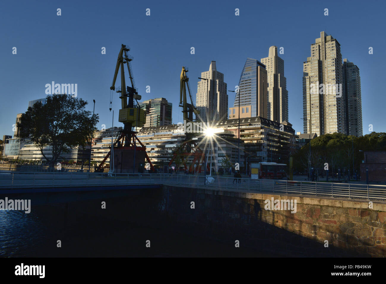 Die Reflexion der Sonne im Skyline von Puerto Madero, Buenos Aires, Argentinien Stockfoto
