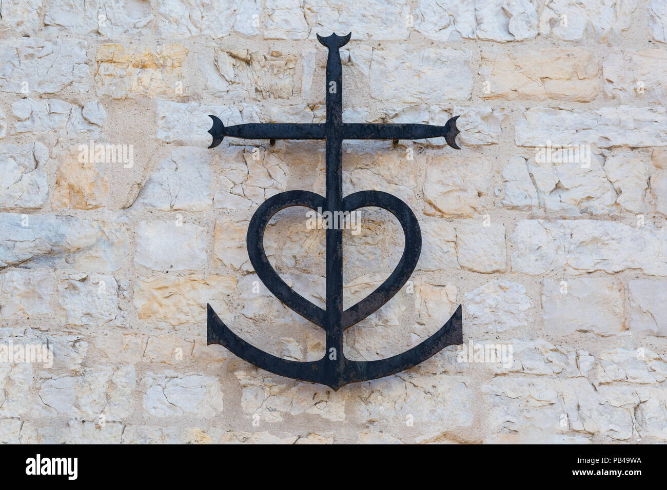 Metall Camargue Kreuz Aus Der Provence Saintes Maries De La Mer Symbolisieren Die Drei Kardinaltugenden Glaube Kreuz Liebe Herz Und Hoffnung Anker Stockfotografie Alamy