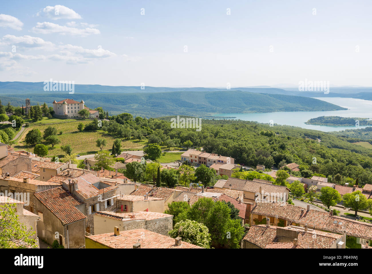 Panorama von Aiguines und seine Burg über dem See Sainte Croix in der Provence, Frankreich Stockfoto