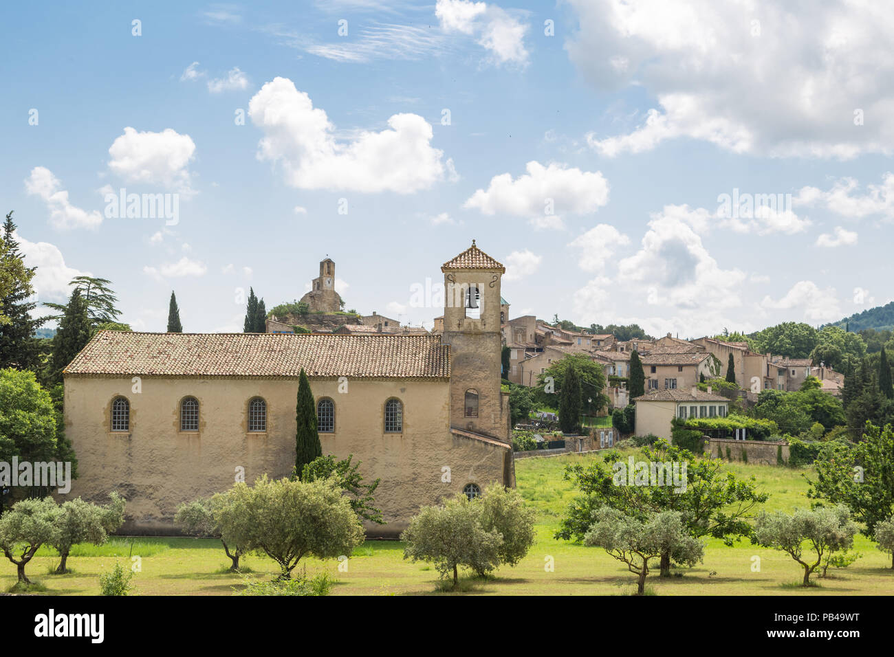 Das Dorf Lourmarin mit einer kleinen Kirche in der Provence, Frankreich Stockfoto