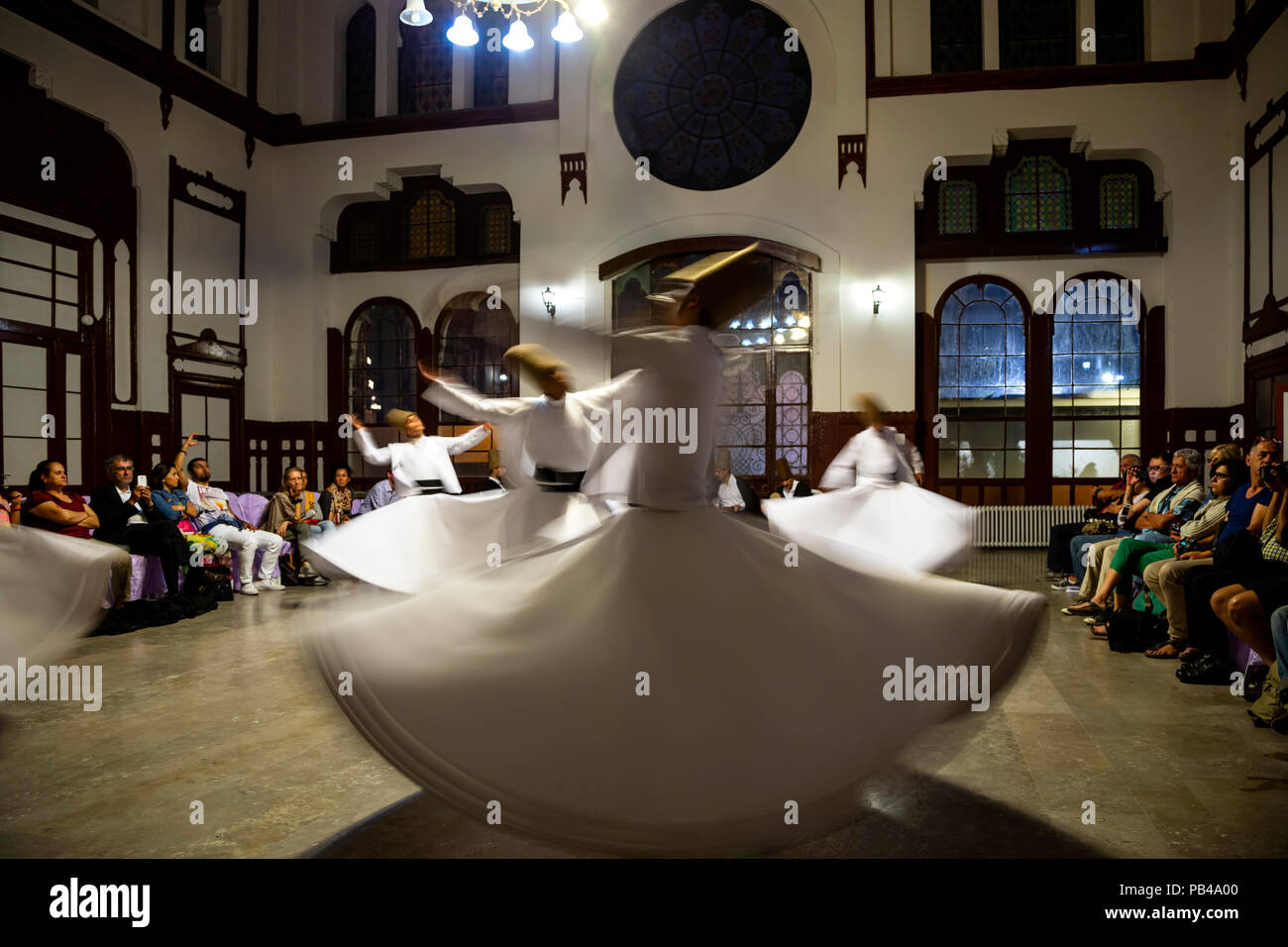 Tänzer, wirbelnden Derwische Zeremonie, Bahnhof Sirkeci, Istanbul, Türkei Stockfoto