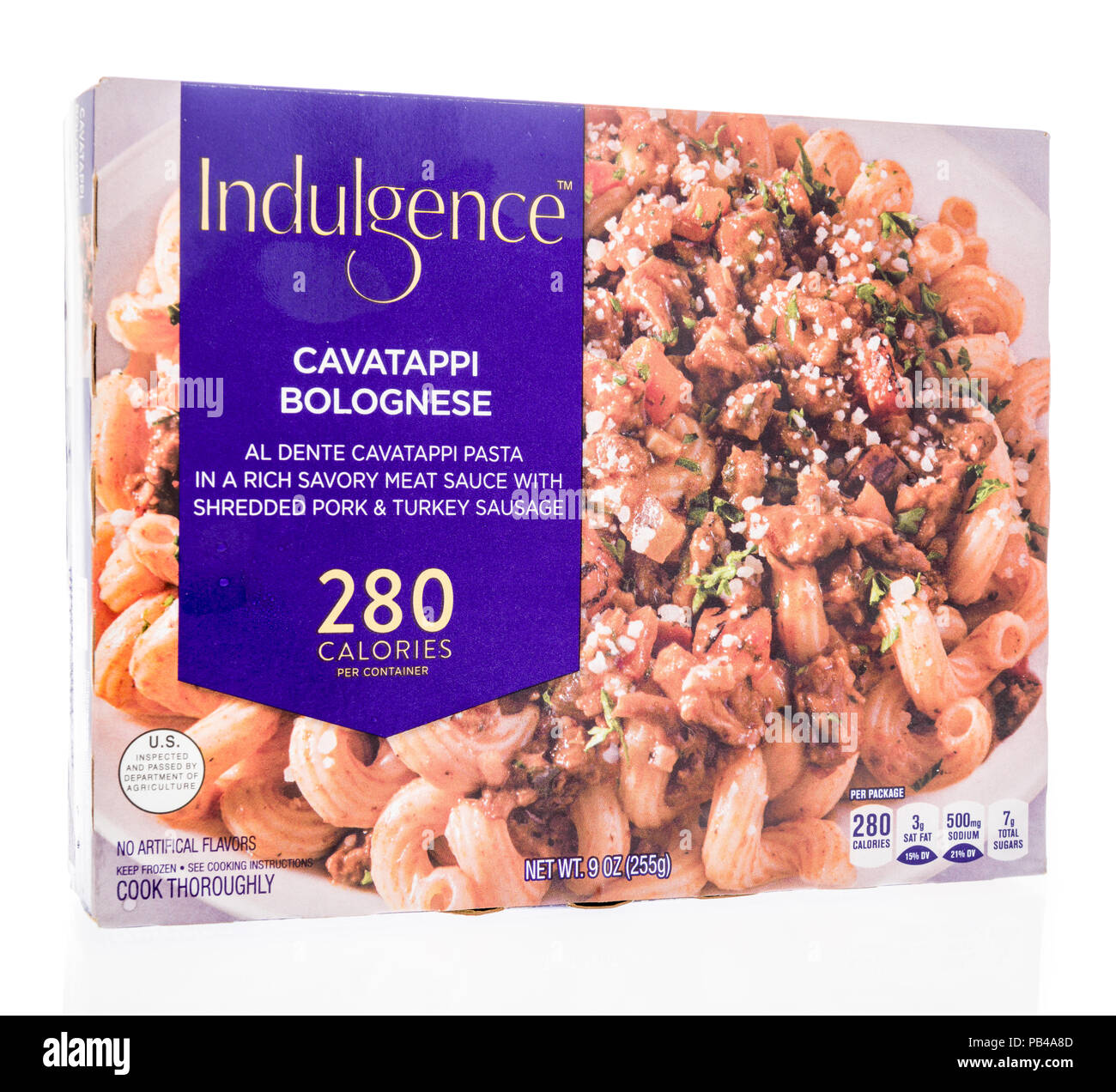 Winneconne, WI - 25 Juli 2018 - eine Box von Genuss cavatappi Bolognese auf einem isolierten Hintergrund. Stockfoto
