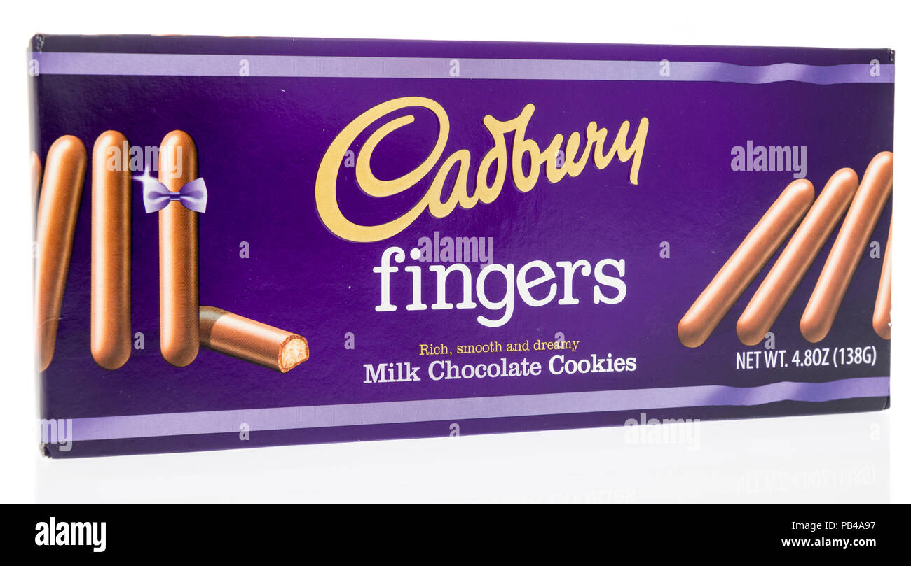 Winneconne, WI - 25 Juli 2018 - eine Box von Cadbury finger Milk Chocolate Cookies auf einer isolierten Hintergrund. Stockfoto