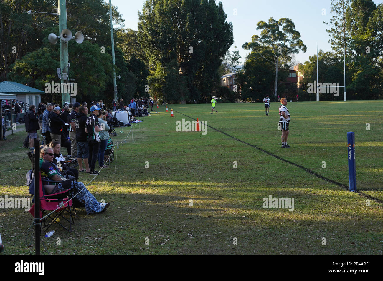 Zuschauer, die Spiel von Rugby in öffentlichen Park in Bellingen Stadt von Australien in New South Wales Stockfoto