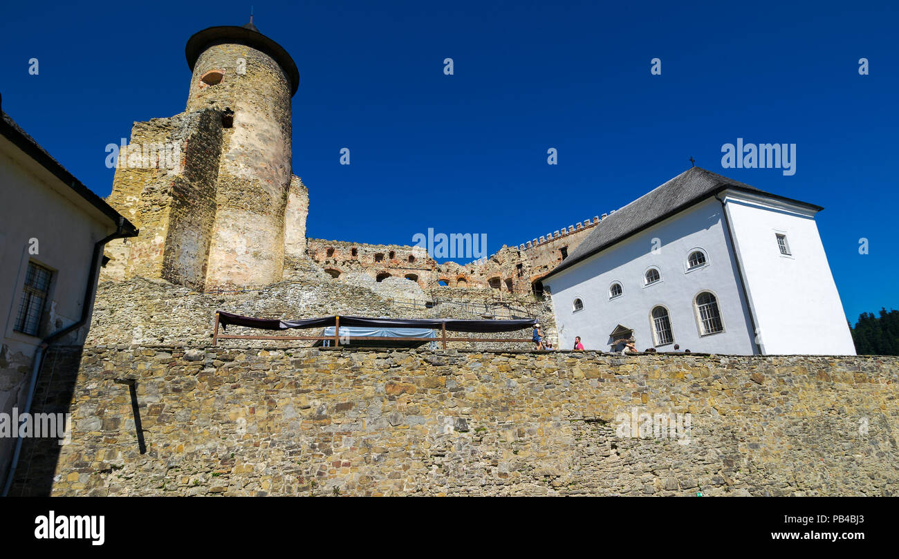 Stara Lubovna, Slowakei - 28.August 2016: hohe Turm und das Hauptgebäude der Burg. Steinmauer in der Ferne auf den Wiederaufbau. Beliebte touristische Destin Stockfoto