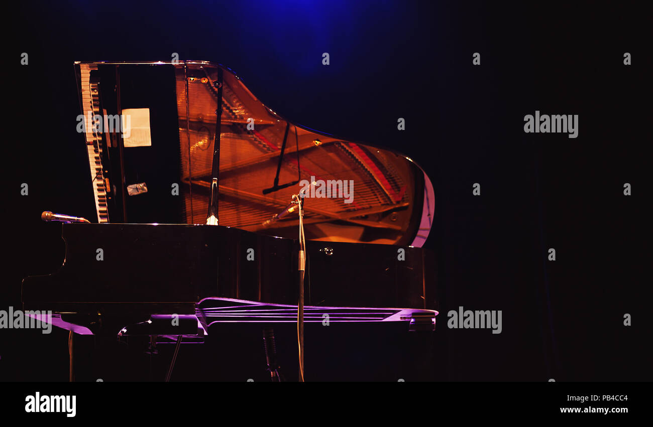 Classical piano performance Fotos und Bildmaterial in hoher Auflösung