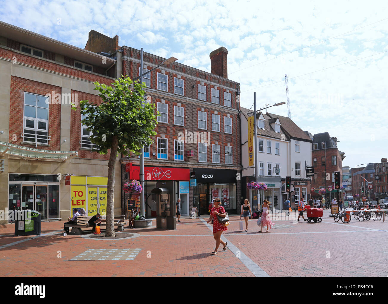 Im Stadtzentrum von Reading, Berkshire. Verkehrsberuhigten Abschnitt der Broad Street. Zeigt der Käufer und Passanten an einem sommerlichen Morgen an Wochentagen. Stockfoto