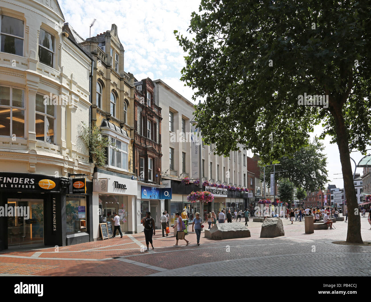 Im Stadtzentrum von Reading, Berkshire. Verkehrsberuhigten Abschnitt der Broad Street. Zeigt der Käufer und Passanten an einem sommerlichen Morgen an Wochentagen. Stockfoto