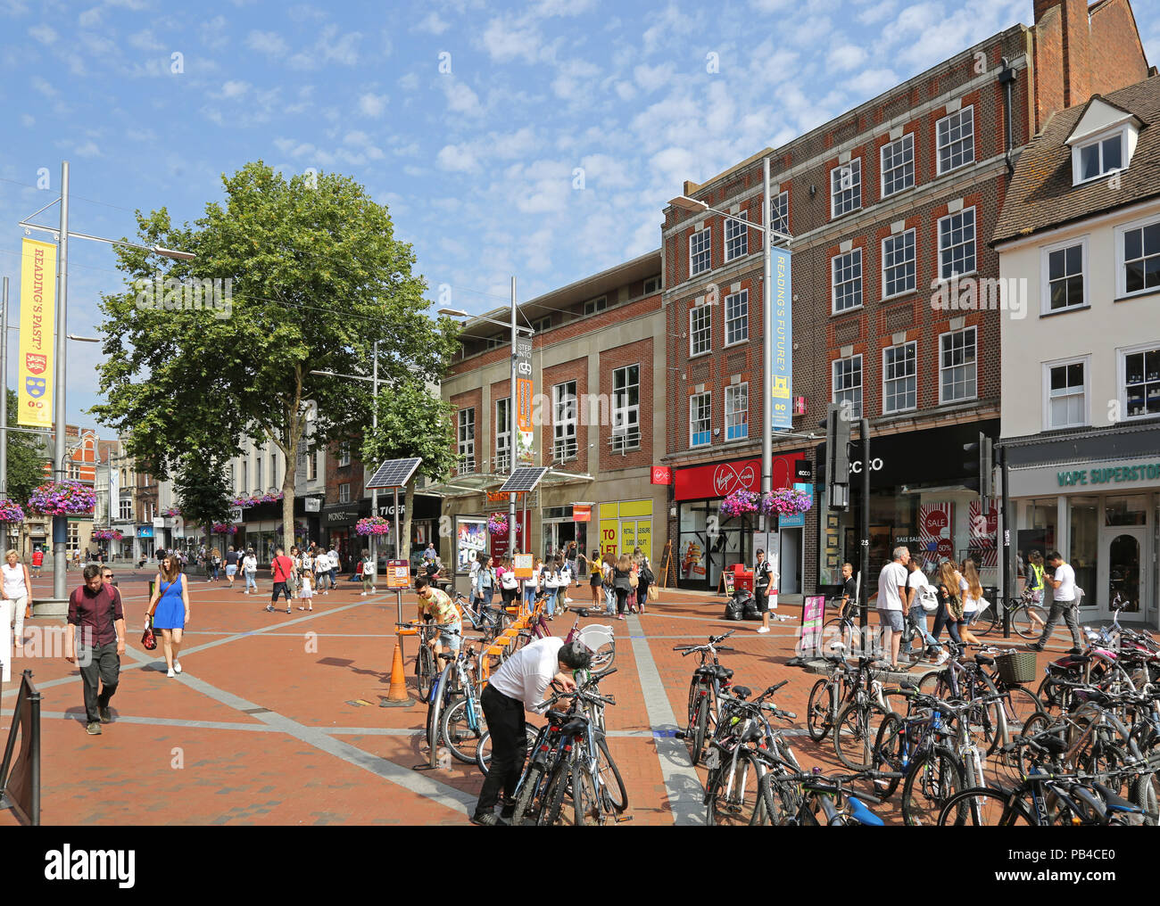 Im Stadtzentrum von Reading, Berkshire. Verkehrsberuhigten Abschnitt der Broad Street. Zeigt Shopper, Fußgänger und abgestellte Fahrräder Stockfoto