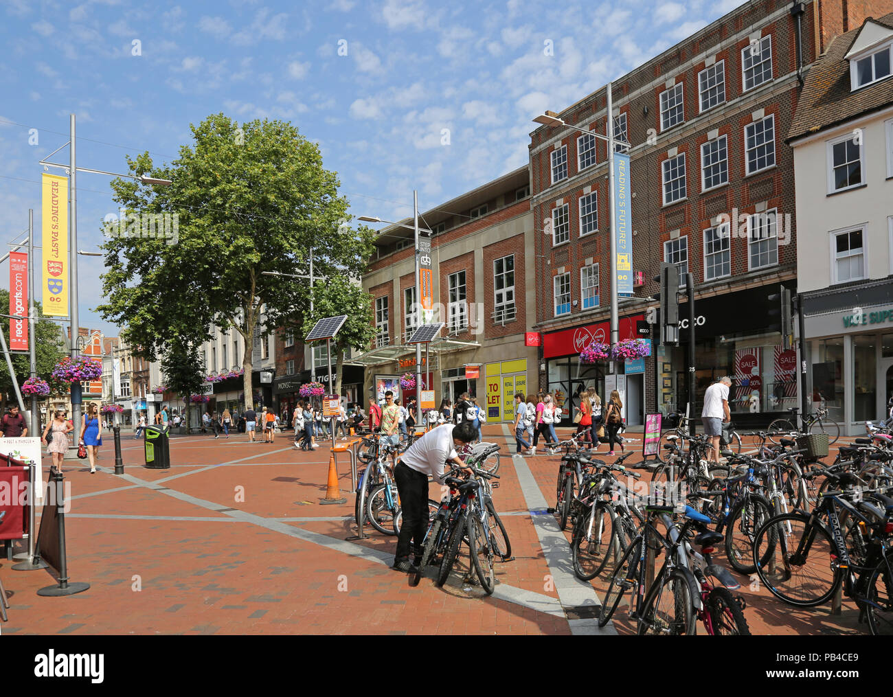 Im Stadtzentrum von Reading, Berkshire. Verkehrsberuhigten Abschnitt der Broad Street. Zeigt Shopper, Fußgänger und abgestellte Fahrräder Stockfoto