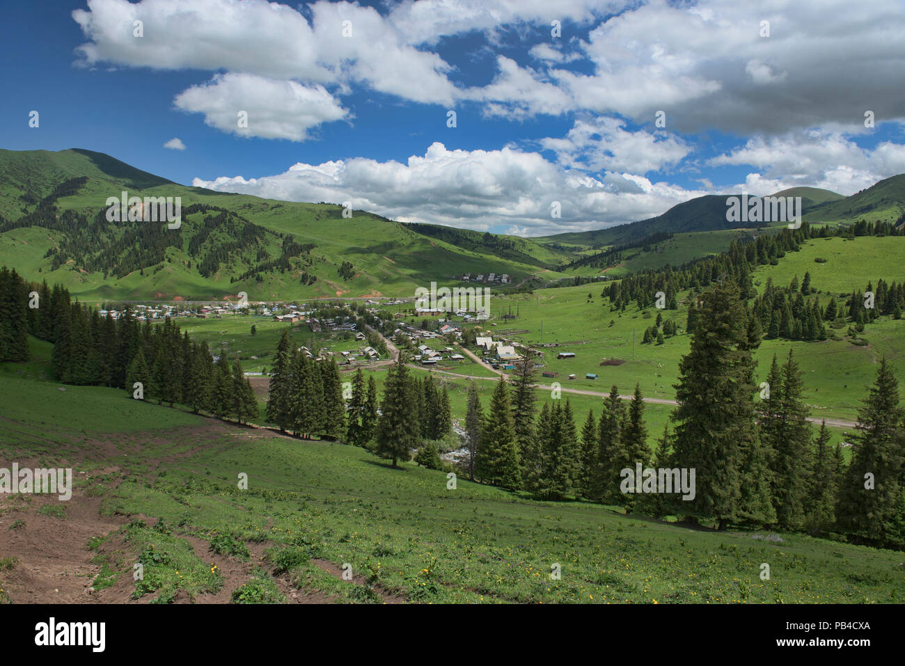 Blick auf Stadt und Tal Jyrgalan, Kirgisistan Stockfoto