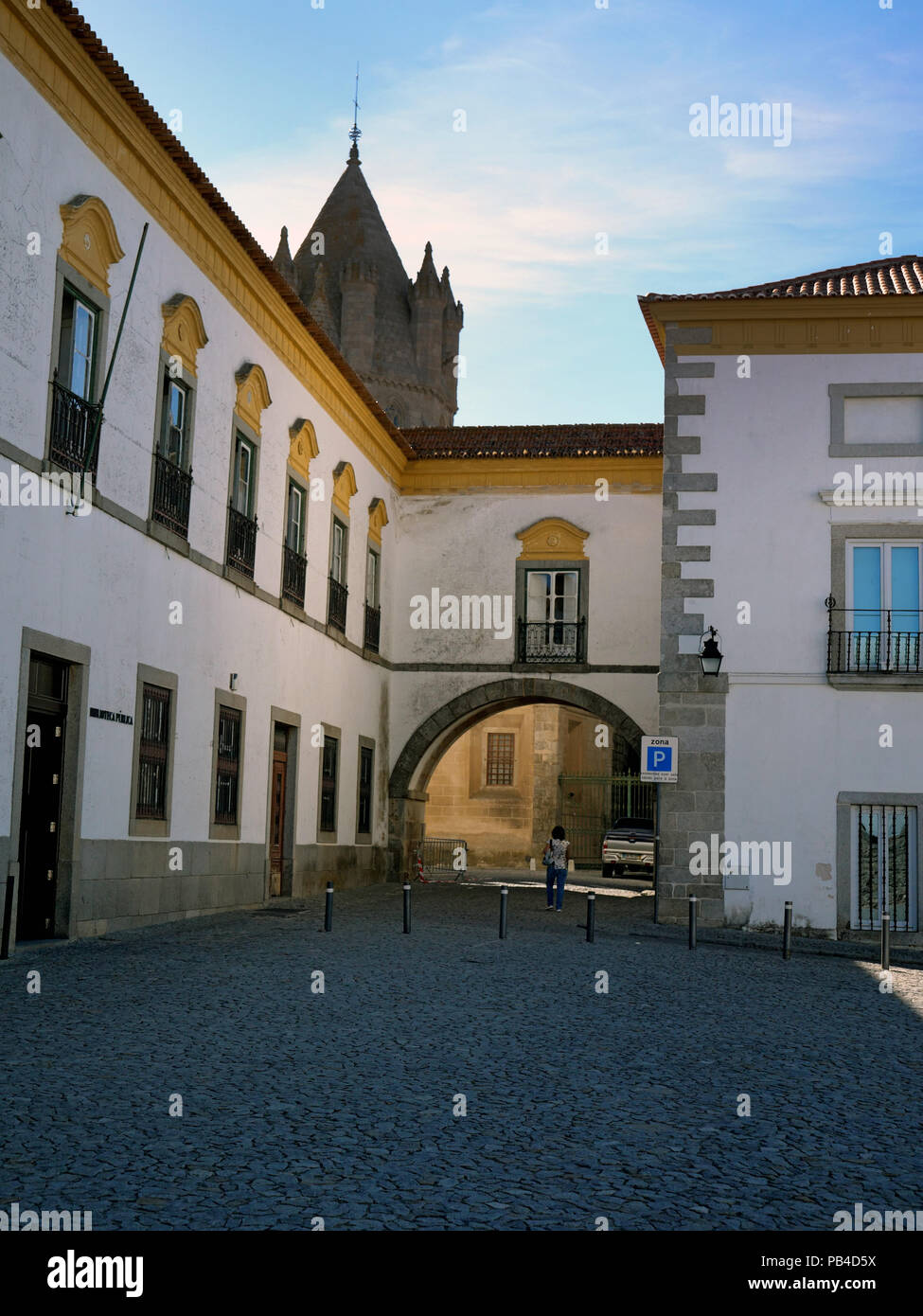 Die engen gepflasterten Gassen der alten ummauerten Stadt Evora, Portugal Stockfoto