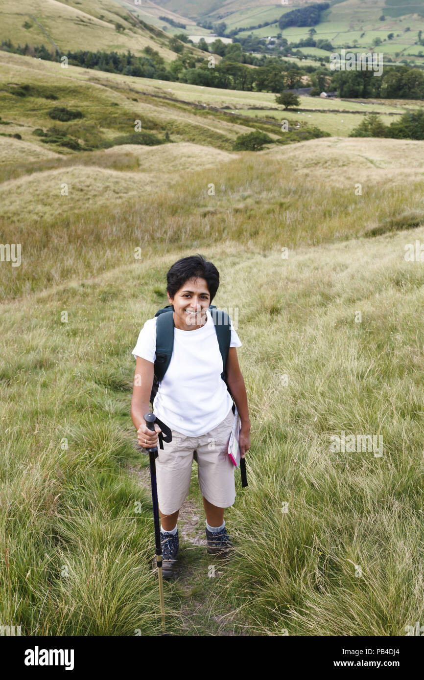 Eine Indische asiatische Frau Wanderungen in der Britischen Landschaft Stockfoto