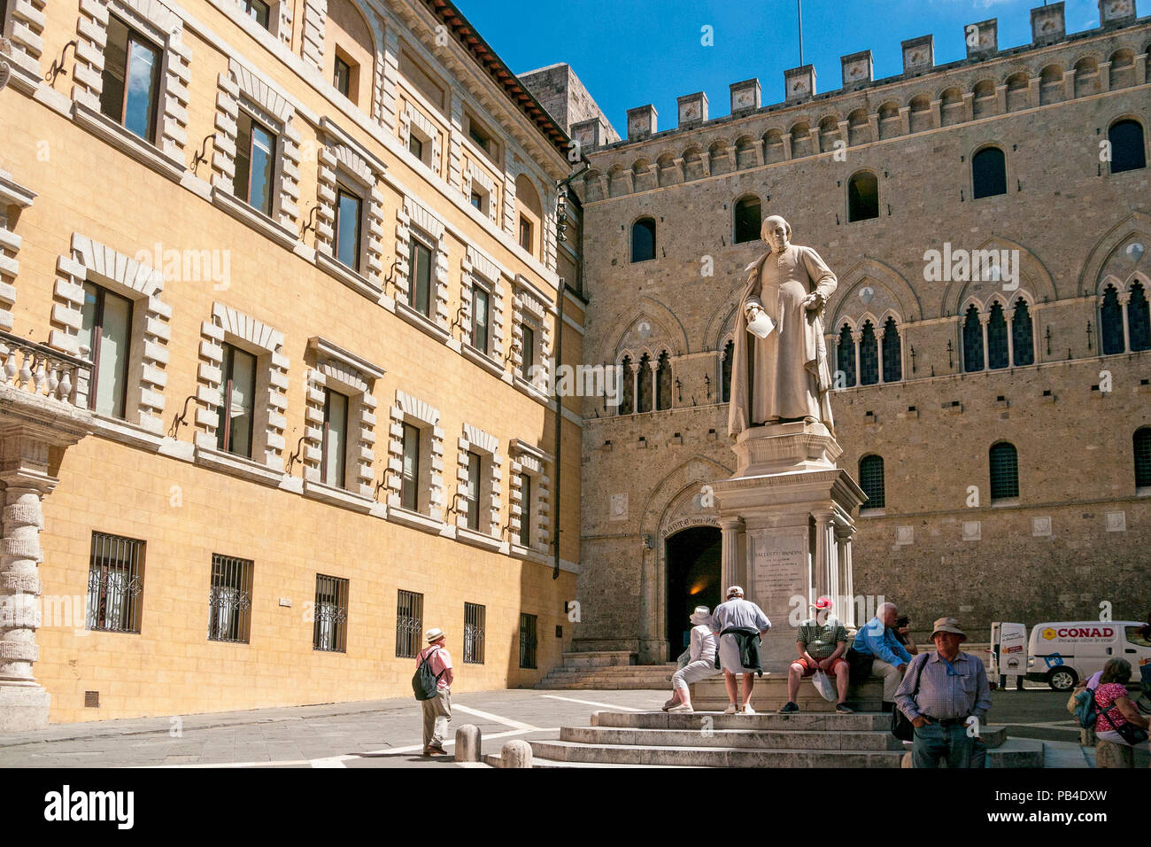 Statur von Sallustio Bandini, einem italienischen Archdeacon, in der mittelalterlichen Piazza Salambeni, Siena, Toskana, Italien Stockfoto