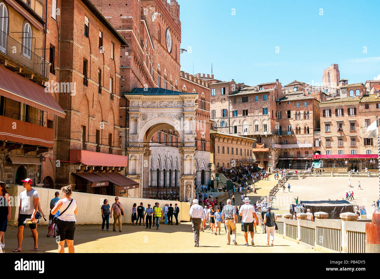 Die Menschen auf der Piazza del Campo, dem Hauptplatz in Siena, Toskana, Italien bummeln Stockfoto