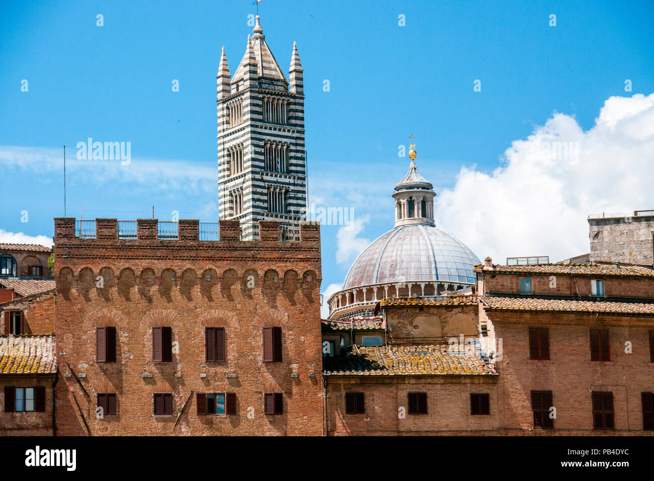 Der Turm und Kuppel der Gotischen Kathedrale Kathedrale Santa Maria Assunta, von der Piazza del Campo, in mittelalterlichen Siena, Toskana, Italien Stockfoto