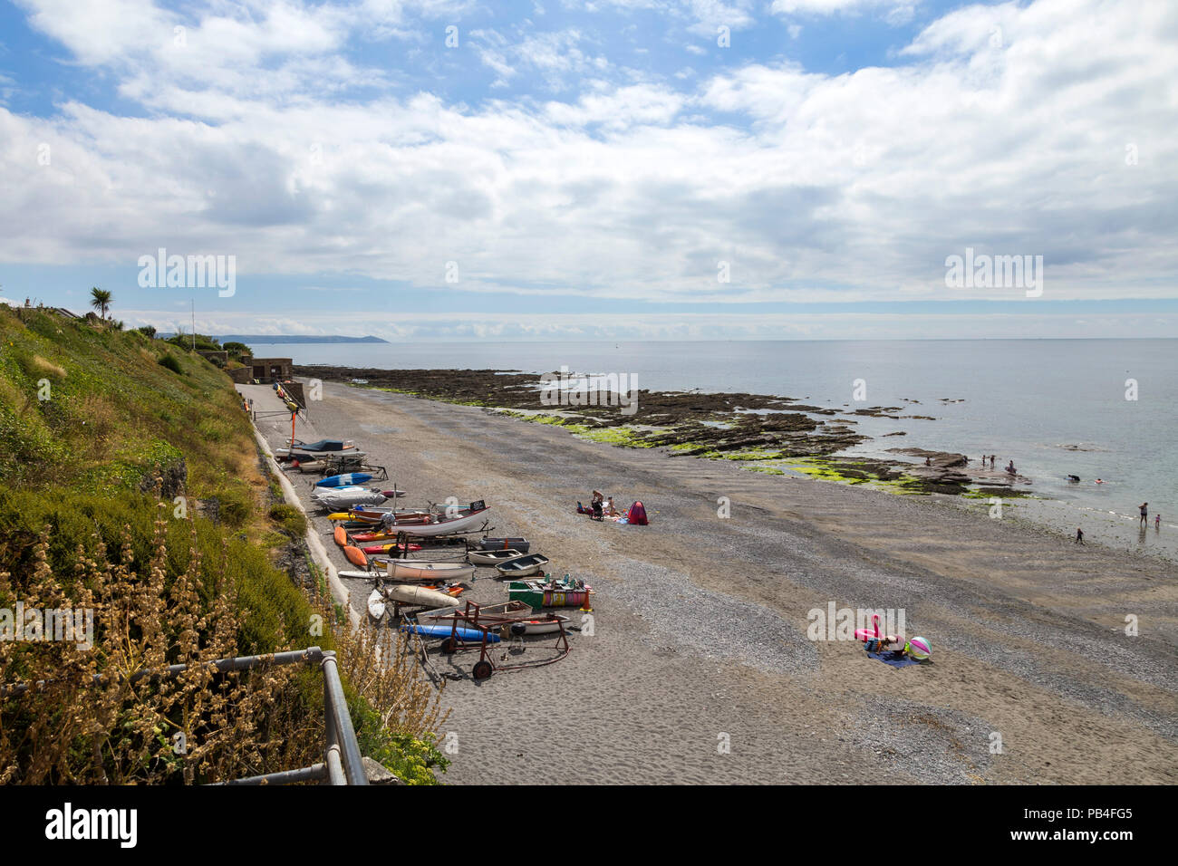 Der Strand und die Küste bei Downderry, Cornwall, ein kleines touristisches Dorf an der Südküste Stockfoto