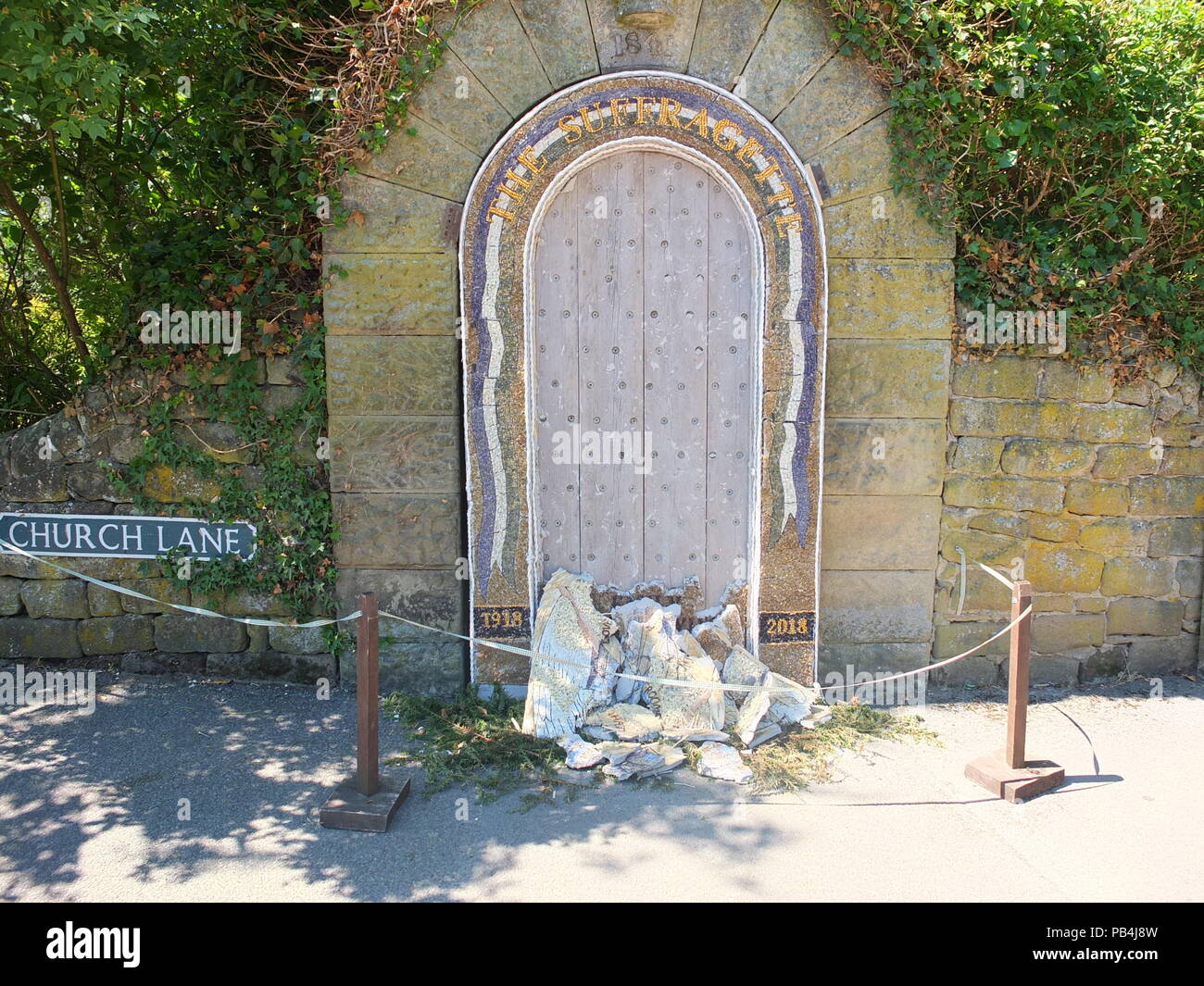 Britische Hitzewelle 2018: Ein gut Dressing in Rowsley, Derbyshire, gerissen ist und brach aufgrund übermäßiger Sonne und Hitze Stockfoto